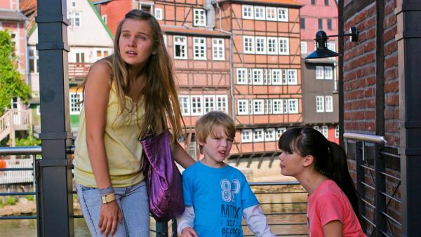 Bei einer Städtetour durch die Lüneburger Altstadt begegnen Ally (Marny Kennedy, li.) und Jackie (Charlotte Nicdao, re.) einem kleinen Jungen (Jordy Wortmann), der sich verlaufen hat. | Rechte: NDR/Southern Star