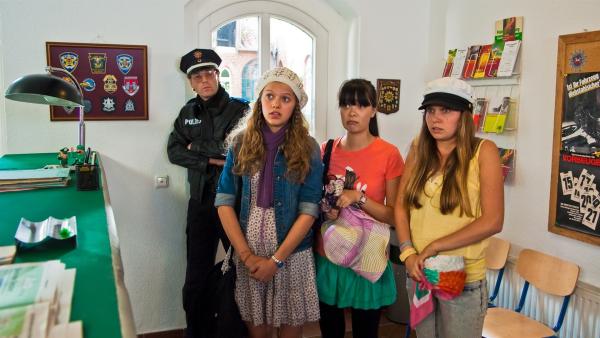 Emma (Sophie Karbjinski) versucht bei der Lüneburger Polizei das Problem zu erklären. V.l.: Officer (Oliver Sauer), Emma, Jackie (Charlotte Nicdao) und Ally (Marny Kennedy). | Rechte: NDR/Southern Star