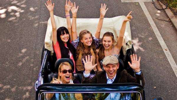 Ally, Emma und Jackie im Auto | Rechte: NDR/Southern Star