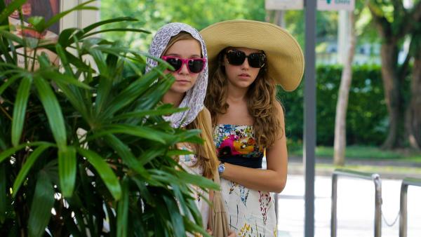 Ally und Emma haben sich verkleidet | Rechte: NDR/Southern Star