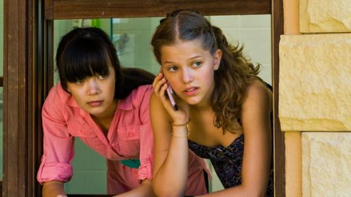 Jackie und Emma schauen aus einem Fenster.