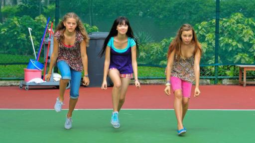4. Jackies Traum | Rechte: NDR/Southern Star Emma, Jackie und Ally proben Tanzschritte