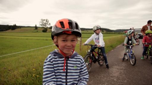 Die Kinder machen eine Radtour zur Post.