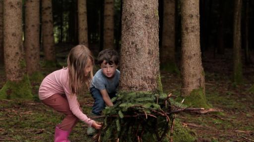 Die Kinder bauen Häuser für die Murmeluchse.