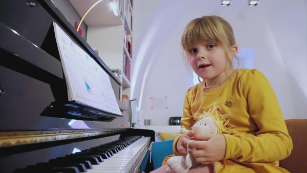 Ida spielt mit ihrer Lieblingspuppe Gabriele ein Stück am Klavier. | Rechte: KiKA