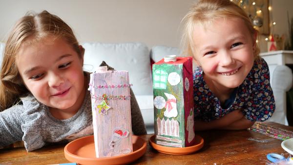 Jeanne und Léonie basteln ein Räucherhäuschen von "ENE MENE BU" mit einem Getränkekarton.