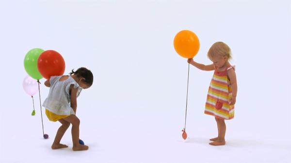 Ida und Ida verteilen Ballons. | Rechte: KiKA