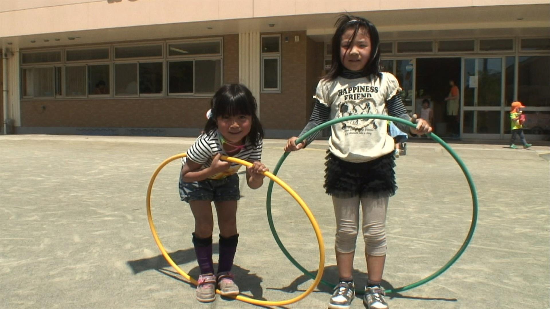 1649 Kinder Spielen Mit Hula Hoop Reifen Kika