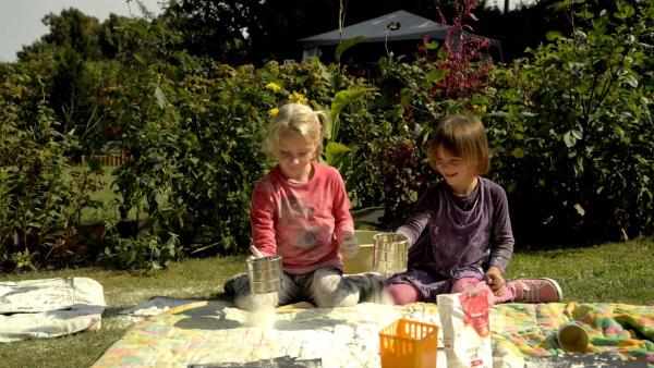 Emily und Neele machen Bilder mit Mehl. | Rechte: KiKA