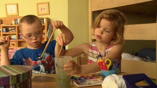 Thibaud und Léonie beim Basteln.