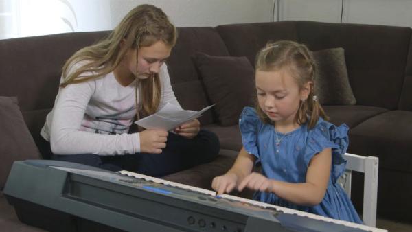 Viktoria und Emily erfinden eine Geschichte mit Musik. | Rechte: KiKA/Motion Works GmbH