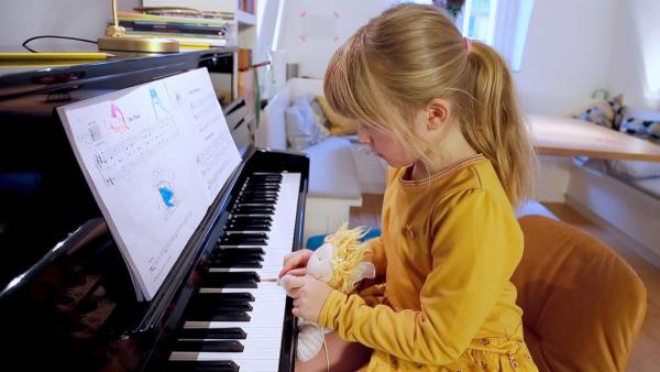 Ida spielt mit ihrem Kuscheltier Gabriele Klavier. | Rechte: KiKA/Motion Works GmbH