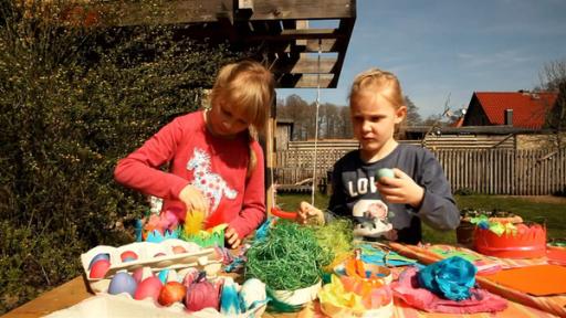 Rosalie und Elena füllen ihre Osternester.