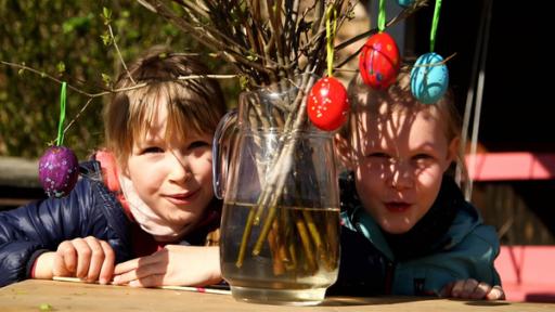 Elena und Rosalie mit ihrem Osterstrauß