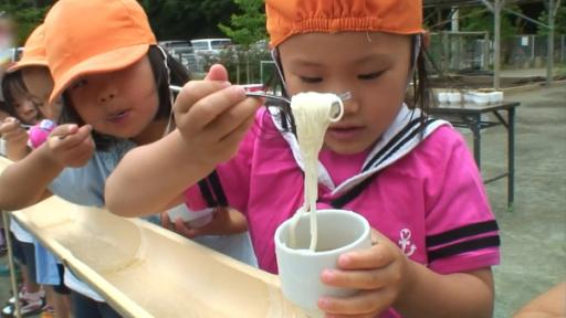 Kinder in Japan spielen Nudelfischen.