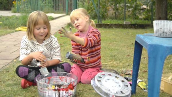 Lily  und Julia machen Farbe in die Salatschleuder. | Rechte: KiKA/Motion Works GmbH