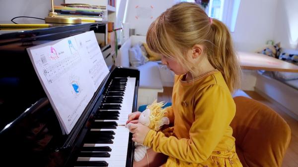 Ida spielt mit ihrem Kuscheltier Klavier. | Rechte: KiKA/Motion Works GmbH