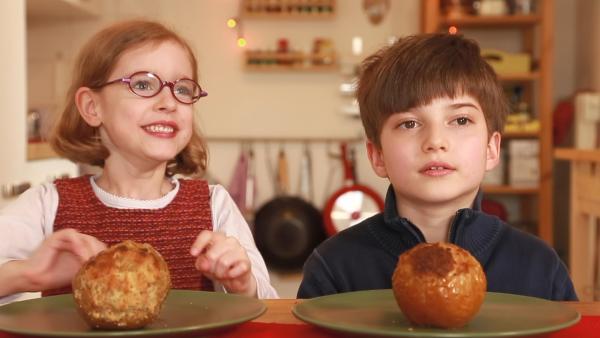 Ida und Alex freuen sich auf ihre Bratäpfel. | Rechte: KiKA/Motion Works GmbH