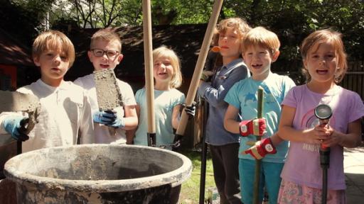 Die Kinder nach dem Betonieren