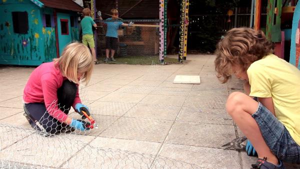 Die Kinder schneiden Draht zurecht. | Rechte: KiKA/Motion Works GmbH