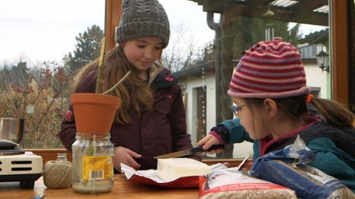 Helene und Esther schmelzen Fett.