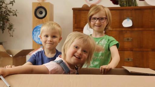 Emanuel, Bella und Liesel vor dem Basteln.