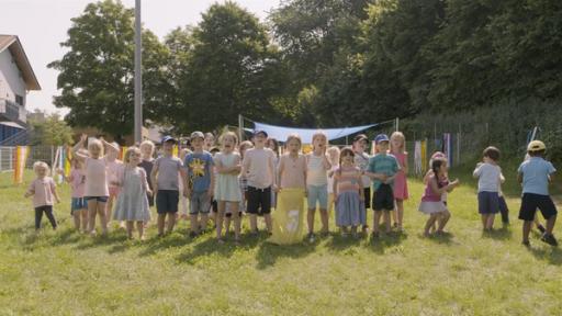 Die Kinder freuen sich auf das Kindergartenfest.