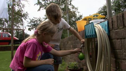 Nele und ihr Bruder füllen ihre Wasserballons.