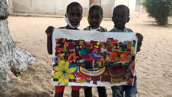 Kinder zeigen ihre Collage. | Rechte: KiKA/Motion Works GmbH