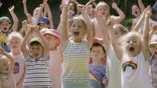 Kinder feiern ein Fest im Kindergarten.