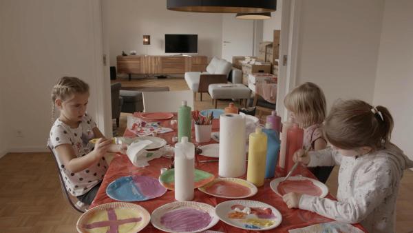 Ida, Antonia und Fabienne bemalen Pappteller mit Farbe. | Rechte: KiKA/Motion Works GmbH
