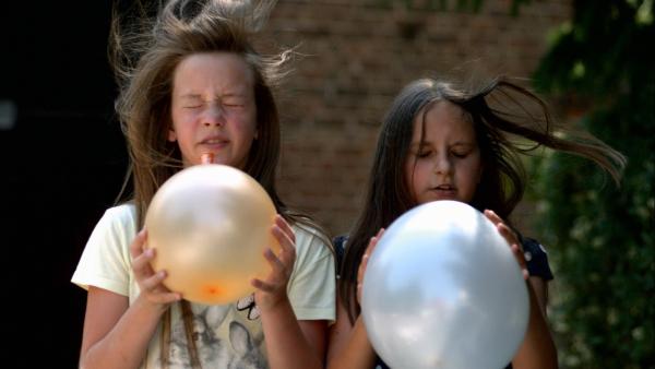 Amia und Hannah experimentieren mit Ballons. | Rechte: KiKA/Motion Works GmbH