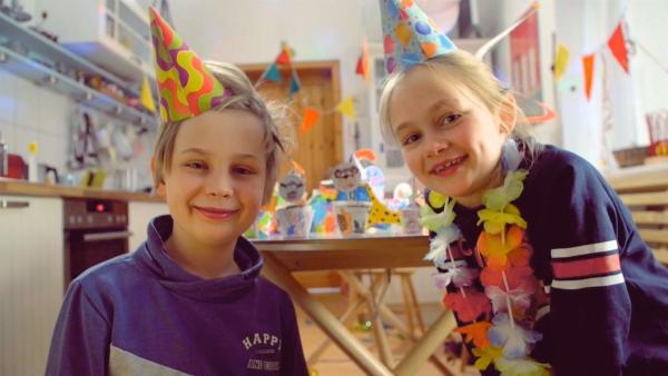 Kinder feiern eine Geburtstagsparty. | Rechte: KiKA/Motion Works GmbH
