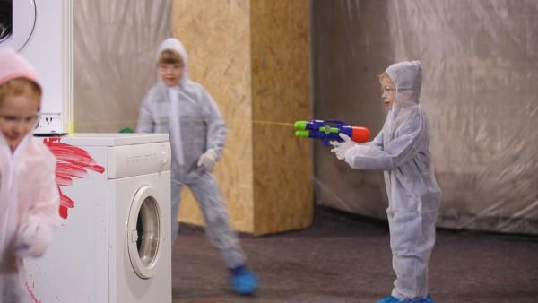 Kinder verschönern eine alte Waschmaschine. | Rechte: KiKA/Motion Works GmbH