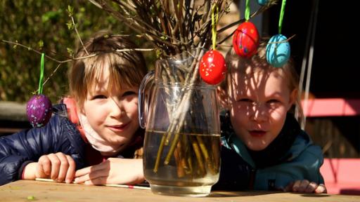 Elena und Rosalie mit ihrem Osterstrauß.