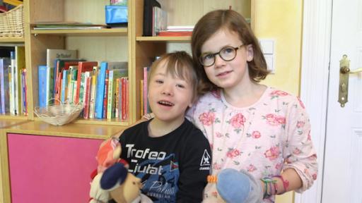 Jakob und Josephine spielen Puppentheater.