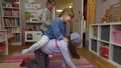 Paula, Rosalie und Mariele spielen Pferdchen.