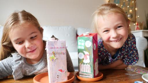 Jeanne und Léonie mit ihren Räucherhäuschen