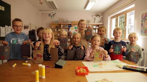 Kinder mit ihren fertigen Geschenktüten