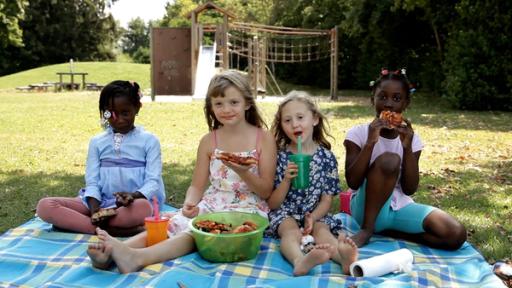 Magdalena, Annelie, Aminata und Awa haben Pizza gebacken.