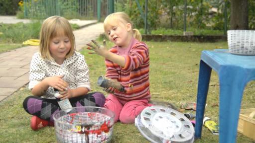 Lily und Julia machen Farbe in die Salatschleuder.