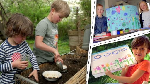 Zwei Jungs säen im Garten und Kinder zeigen ihre gemalten Frühlingsbilder und lachen.