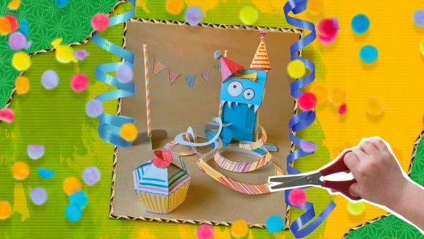 Ein Steckpinguin, ein Steckmonste rund ein Stecklöwe von ENE MENE BU mit Partyhüten auf den Köpfen feiern Geburtstag. | Rechte: KiKA
