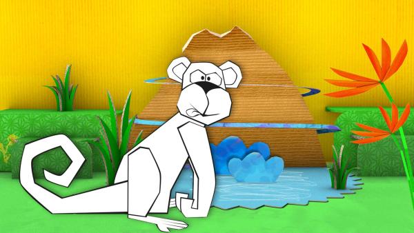 Der gebastelte Affe aus Papier von ENE MENE BU sitzt am Wasser. | Rechte: KiKA