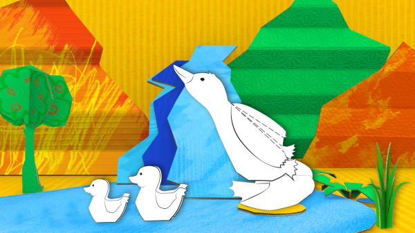 Die gebastelte Ente aus Papier von ENE MENE BU sitzt mit ihren Entenkindern im Teich. | Rechte: KiKA