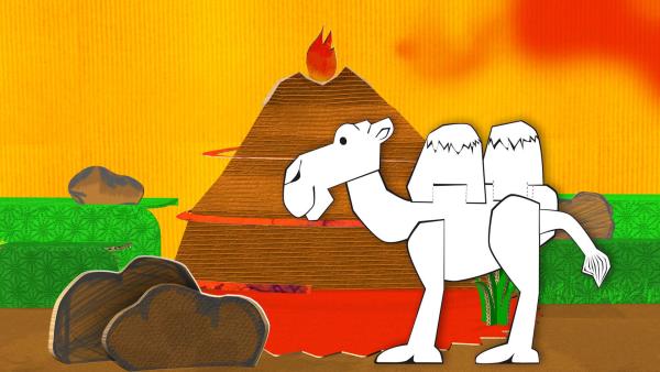 Das gebastelte Kamel aus Papier von ENE MENE BU läuft durch eine Vulkanlandschaft. | Rechte: KiKA
