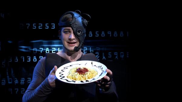 Was für eine abgefahrene Idee: Der Mensch wird übermenschlich! Halb Mensch, halb Roboter und technisch optimiert. Felix kann auch als Cyborg Spaghetti mit Tomatensoße nicht widerstehen. | Rechte: KiKA/tvision GmbH