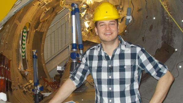 Felix an einem Bauteil der Kernfusionsforschungsanlage Wendelstein 7x | Rechte: KiKA/tvision GmbH