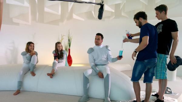 Felix am Set mit den Schauspieler-Kindern Mara und Finja (v.l.n.r.), Vorbereitung für einen VFX-Trick. | Rechte: KiKA/Katja Engelhardt