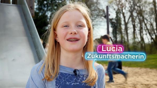 Zukunftsmacherin Lucia checkt, wie der Spielplatz der Zukunft aussehen kann. | Rechte: KiKA